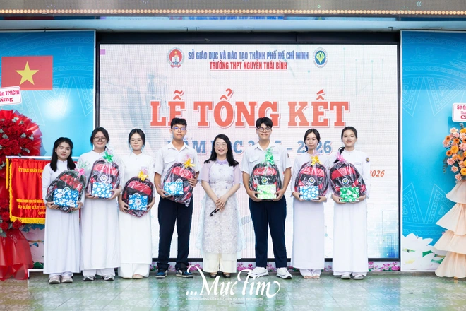 Xúc động món quà đặc biệt thầy cô Trường THPT Nguyễn Thái Bình dành tặng học trò - Ảnh 13.