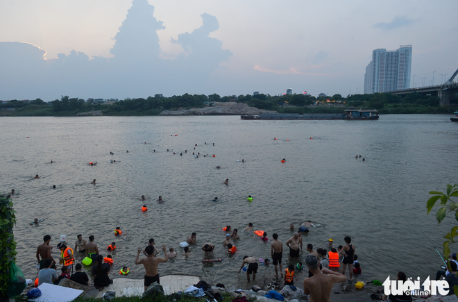 Hanoi residents cool off in river amid scorching heatwave- Ảnh 1.