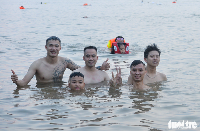 Hanoi residents cool off in river amid scorching heatwave- Ảnh 2.