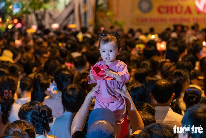 Thousands gather around Ho Chi Minh City pagoda for lantern floating ceremony to celebrate Vesak Day- Ảnh 12.