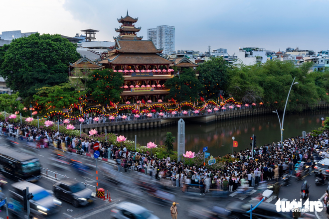 Thousands gather around Ho Chi Minh City pagoda for lantern floating ceremony to celebrate Vesak Day- Ảnh 13.