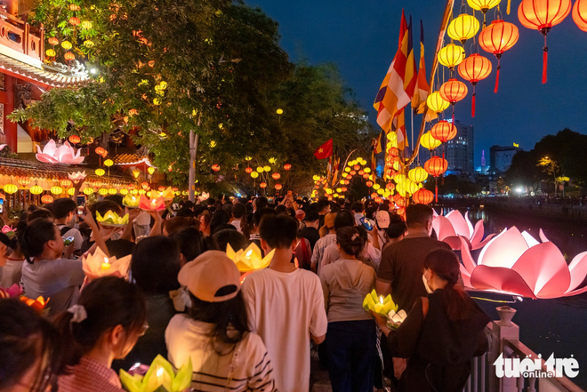Thousands gather around Ho Chi Minh City pagoda for lantern floating ceremony to celebrate Vesak Day- Ảnh 7.