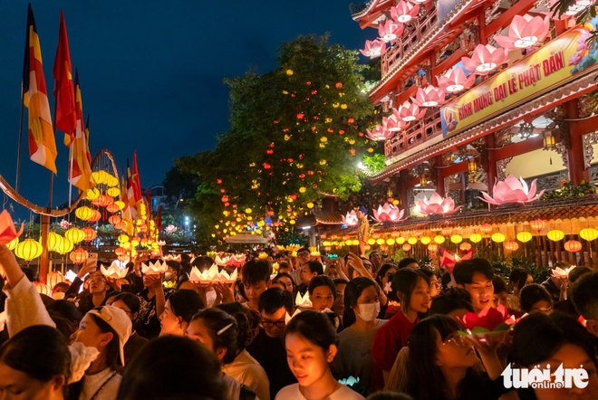 Thousands gather around Ho Chi Minh City pagoda for lantern floating ceremony to celebrate Vesak Day- Ảnh 8.