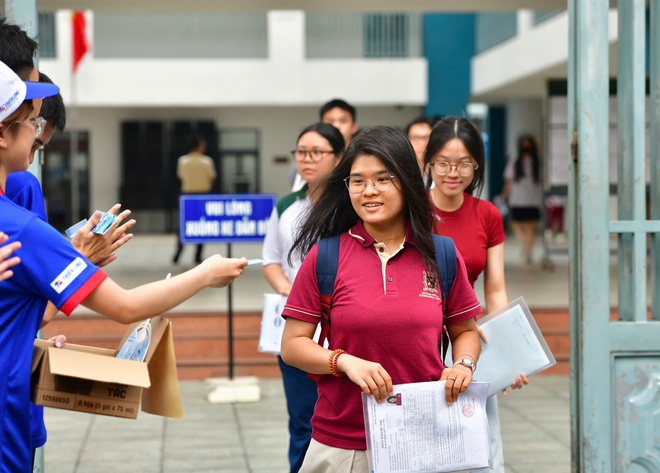 Đề toán thi tốt nghiệp THPT 2026: Dễ lấy điểm 7-8, khó có nhiều điểm 10 - Ảnh 13.