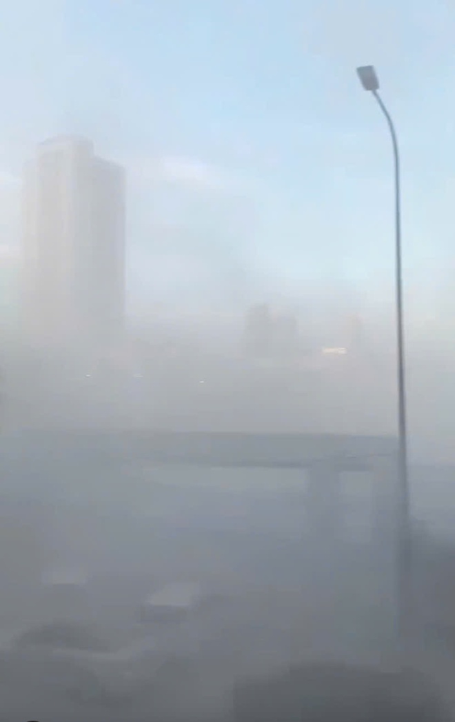 Strong winds blanket central Da Nang with dust from stadium demolition site- Ảnh 2. Strong winds blanket central Da Nang with dust from stadium demolition site- Ảnh 2.