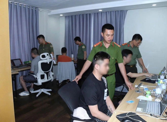 Phát hiện 23 người nước ngoài lưu trú trái phép, nghi điều hành đường dây lừa đảo qua mạng - Ảnh 1.