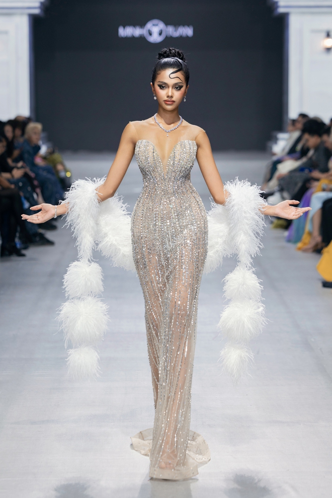 Vanessa Pulgarín hóa ‘nữ thần ánh sáng’ trong show diễn của Nguyễn Minh Tuấn - Ảnh 5.