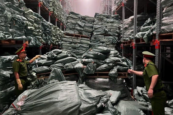 Hanoi police arrest firm director over distribution of 10,000 tonnes of unsafe chicken feet- Ảnh 3. Hanoi police arrest firm director over distribution of 10,000 tonnes of unsafe chicken feet- Ảnh 3.