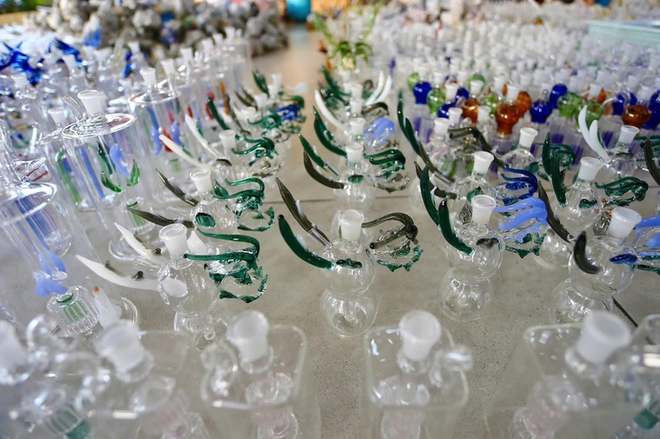 Ho Chi Minh City police bust drug paraphernalia ring producing over 100,000 items - Ảnh 4.