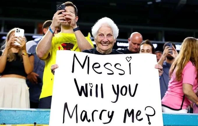'Bà nội gangster' 100 tuổi gây bão khi đến sân cổ vũ Messi - Ảnh 2.