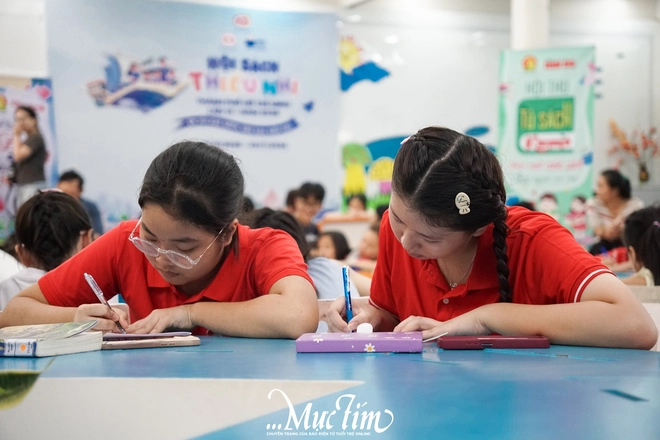 Viết văn về bữa cơm gia đình, bạn nhỏ mong "con không một mình" - Ảnh 1.