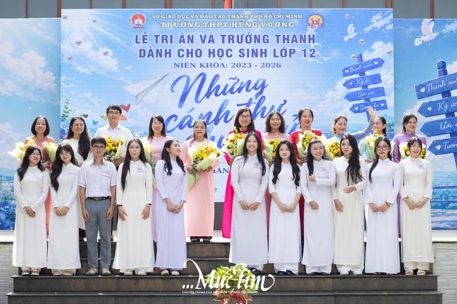 Gọi mợ là mẹ, nam sinh Trường THPT Hùng Vương gây xúc động ở lễ tri ân và trưởng thành- Ảnh 20.