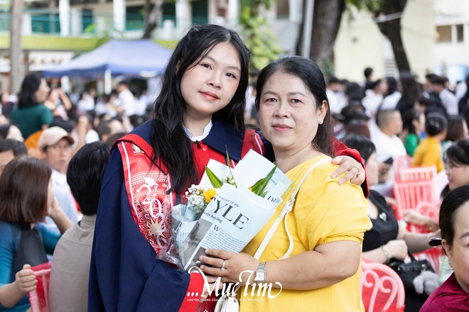 Gọi mợ là mẹ, nam sinh Trường THPT Hùng Vương gây xúc động ở lễ tri ân và trưởng thành- Ảnh 15.