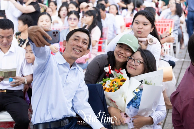 Gọi mợ là mẹ, nam sinh Trường THPT Hùng Vương gây xúc động ở lễ tri ân và trưởng thành- Ảnh 17.