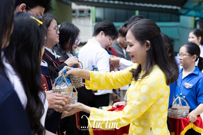 Gọi mợ là mẹ, nam sinh Trường THPT Hùng Vương gây xúc động ở lễ tri ân và trưởng thành- Ảnh 12.