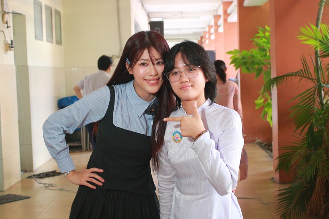 PiaLinh tiếp lửa tuổi 18 trong lễ trưởng thành của học sinh THPT Trần Hưng Đạo- Ảnh 4. PiaLinh tiếp lửa tuổi 18 trong lễ trưởng thành của học sinh THPT Trần Hưng Đạo- Ảnh 4.