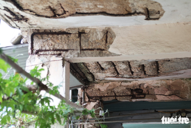 Residents live in fear as 50-year-old apartment complex falls into severe disrepair - Ảnh 5.