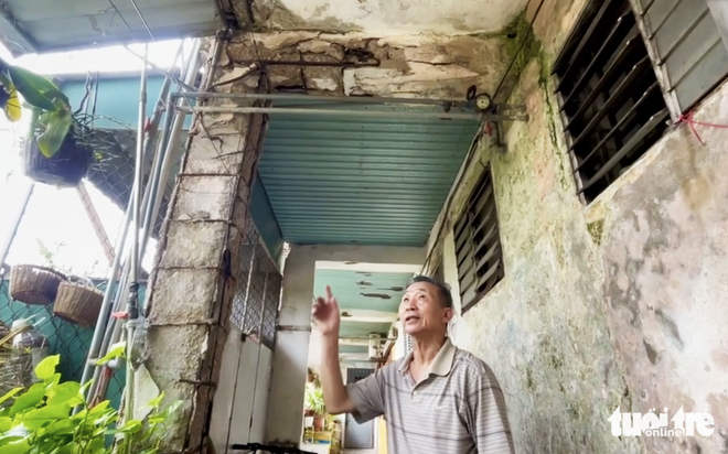 Residents live in fear as 50-year-old apartment complex falls into severe disrepair - Ảnh 6.