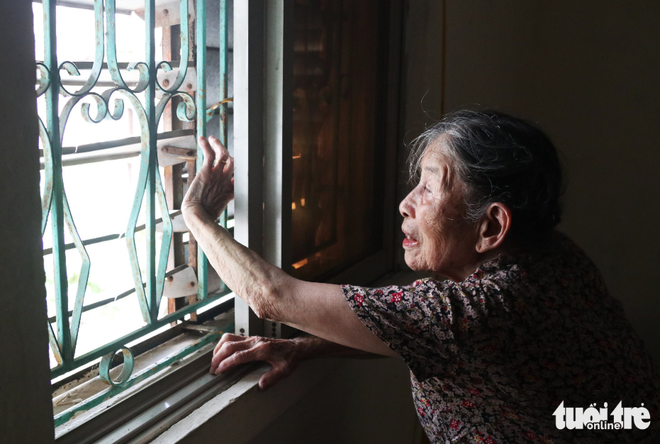 Residents live in fear as 50-year-old apartment complex falls into severe disrepair - Ảnh 7.