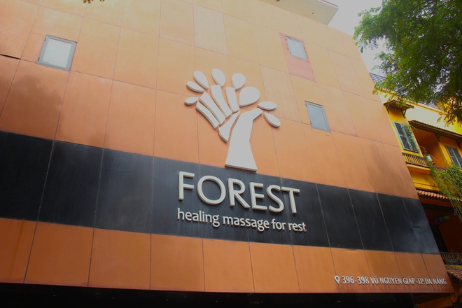 Vietnamese tourists puzzled by foreign-language-only shop signs in Da Nang- Ảnh 1.
