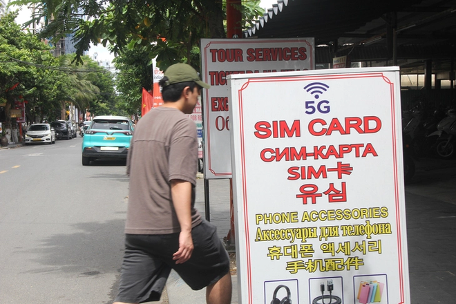 Vietnamese tourists puzzled by foreign-language-only shop signs in Da Nang- Ảnh 2.