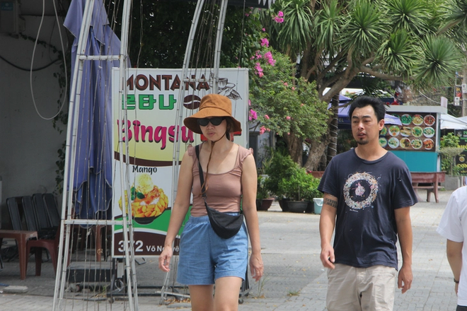 Vietnamese tourists puzzled by foreign-language-only shop signs in Da Nang- Ảnh 3.