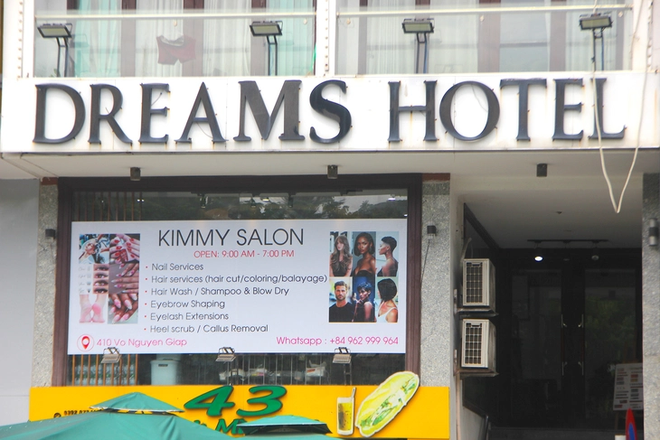 Vietnamese tourists puzzled by foreign-language-only shop signs in Da Nang- Ảnh 5.