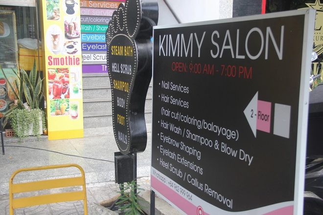 Vietnamese tourists puzzled by foreign-language-only shop signs in Da Nang- Ảnh 6.
