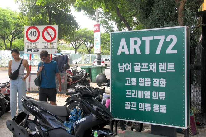Vietnamese tourists puzzled by foreign-language-only shop signs in Da Nang- Ảnh 7.