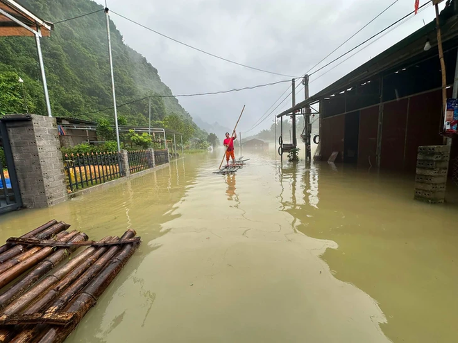 Villages submerged after heavy rains trigger flooding in northern Vietnam- Ảnh 6.