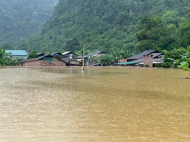 Villages submerged after heavy rains trigger flooding in northern Vietnam- Ảnh 7.