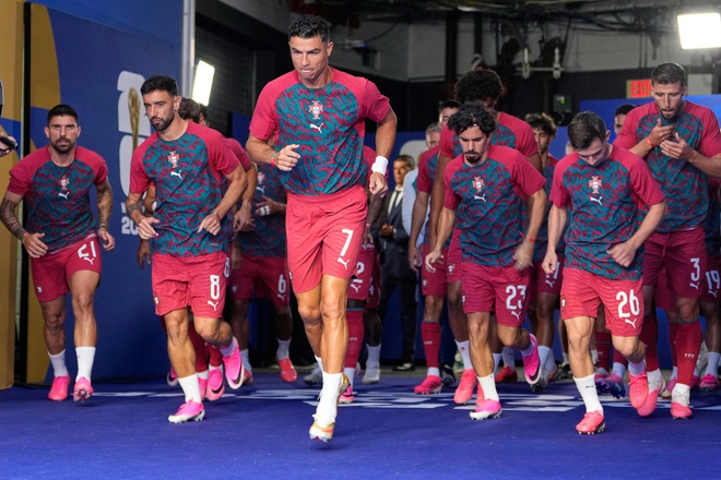 Fan Bồ Đào Nha nhốn nháo trước tin đồn đổi logo đội tuyển giữa World Cup - Ảnh 1.
