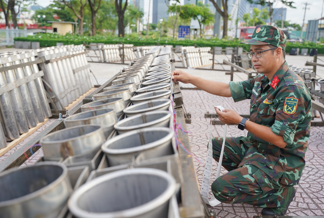 Ho Chi Minh City readies fireworks displays for 50th anniversary celebration tonight - Ảnh 2.