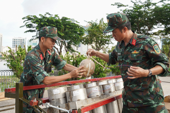 Ho Chi Minh City readies fireworks displays for 50th anniversary celebration tonight - Ảnh 7.