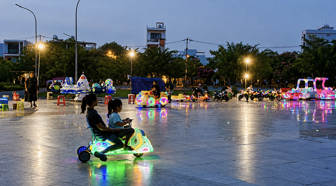 High-speed electric mini vehicles raise safety concerns at Vietnam's public parks - Ảnh 2.