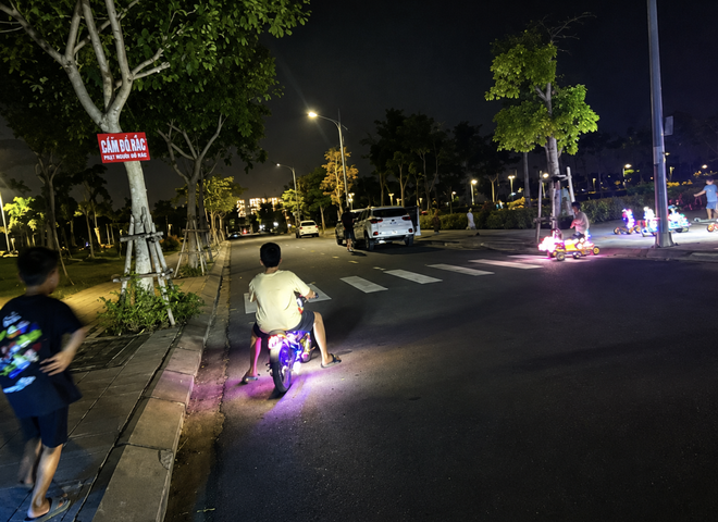 High-speed electric mini vehicles raise safety concerns at Vietnam's public parks - Ảnh 3.