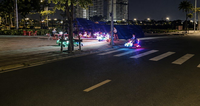 High-speed electric mini vehicles raise safety concerns at Vietnam's public parks - Ảnh 4.