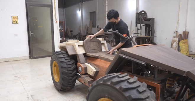 Vietnamese woodworker builds electric wooden all-terrain vehicle - Ảnh 3.