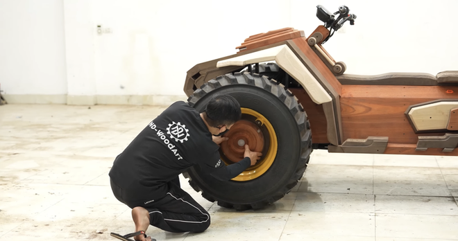 Vietnamese woodworker builds electric wooden all-terrain vehicle - Ảnh 4.