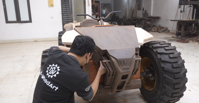 Vietnamese woodworker builds electric wooden all-terrain vehicle - Ảnh 5.