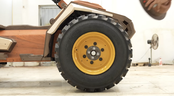 Vietnamese woodworker builds electric wooden all-terrain vehicle - Ảnh 7.