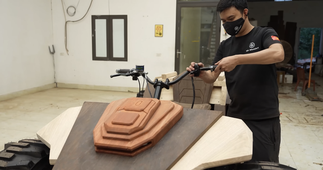 Vietnamese woodworker builds electric wooden all-terrain vehicle - Ảnh 6.