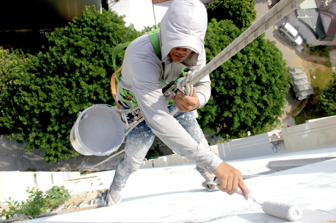 Making living between sky and earth under central Vietnam’s scorching heat - Ảnh 3.