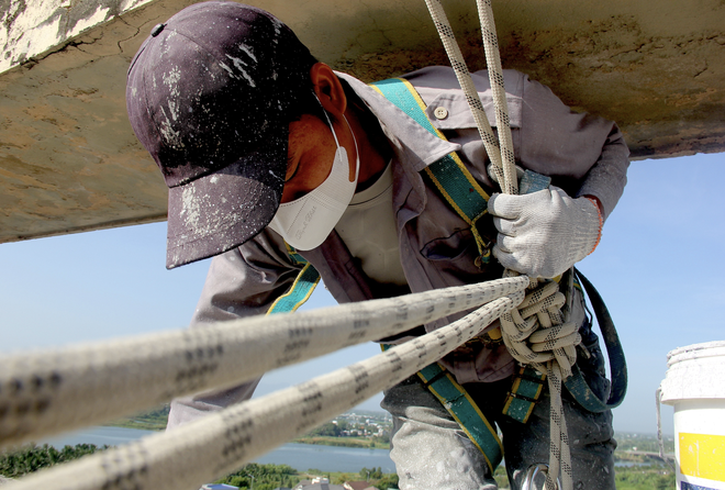 Making living between sky and earth under central Vietnam’s scorching heat - Ảnh 5.