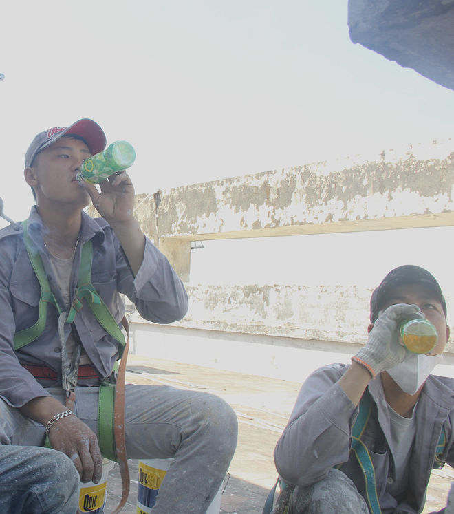 Making living between sky and earth under central Vietnam’s scorching heat - Ảnh 17.