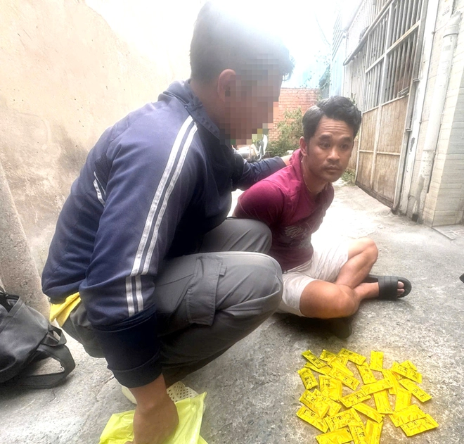 Ho Chi Minh City police seize 1,670 e-cigarette pods containing etomidate - Ảnh 1.