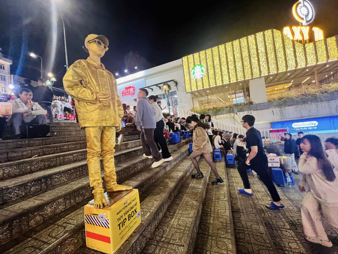 Living statues brave Da Lat’s cold nights to earn extra income- Ảnh 3.