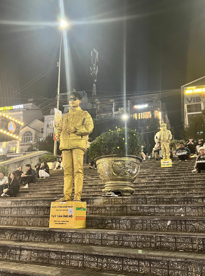 Living statues brave Da Lat’s cold nights to earn extra income- Ảnh 4.