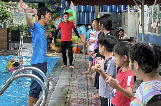 Free swimming classes in Ho Chi Minh City equip children with safety skills, ease parents’ worries- Ảnh 2.