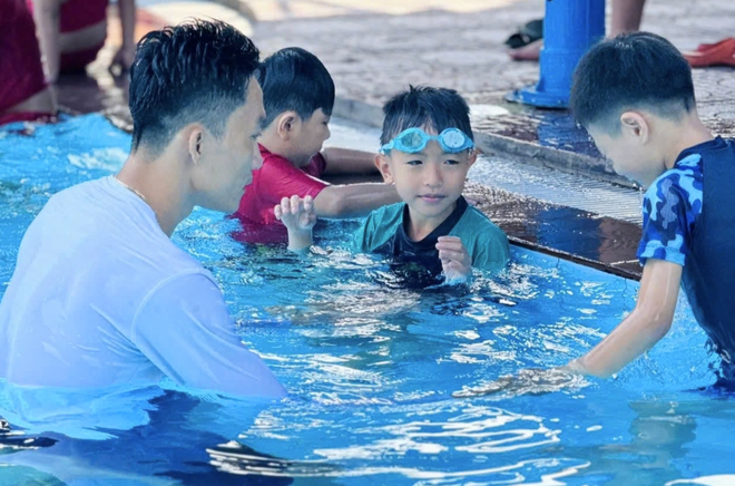 Free swimming classes in Ho Chi Minh City equip children with safety skills, ease parents’ worries- Ảnh 3.